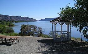 Crescent Bar Camping Resort Cottage 4